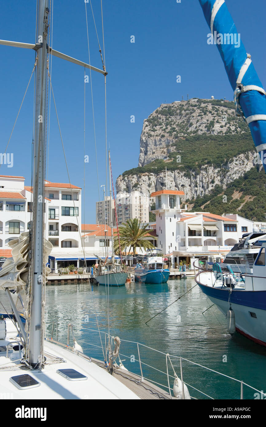 Gibraltar Yachts dans Marina Bay avec la roche en arrière-plan Banque D'Images