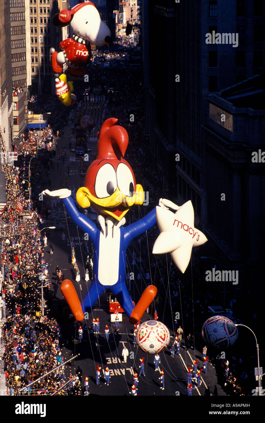 WOODY WOODPECKER BALLOON (©UNIVERSAL STUDIOS 1940) MACY'S THANKSGIVING DAY PARADE BROADWAY MANHATTAN NEW YORK CITY USA Banque D'Images