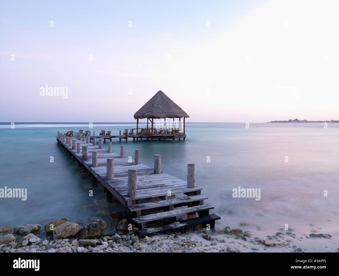 Le Mexique Péninsule du Yucatan Quintana Roo Cancun Riviera Maya pier avec palapa s'avance à l'eau de la plage Banque D'Images