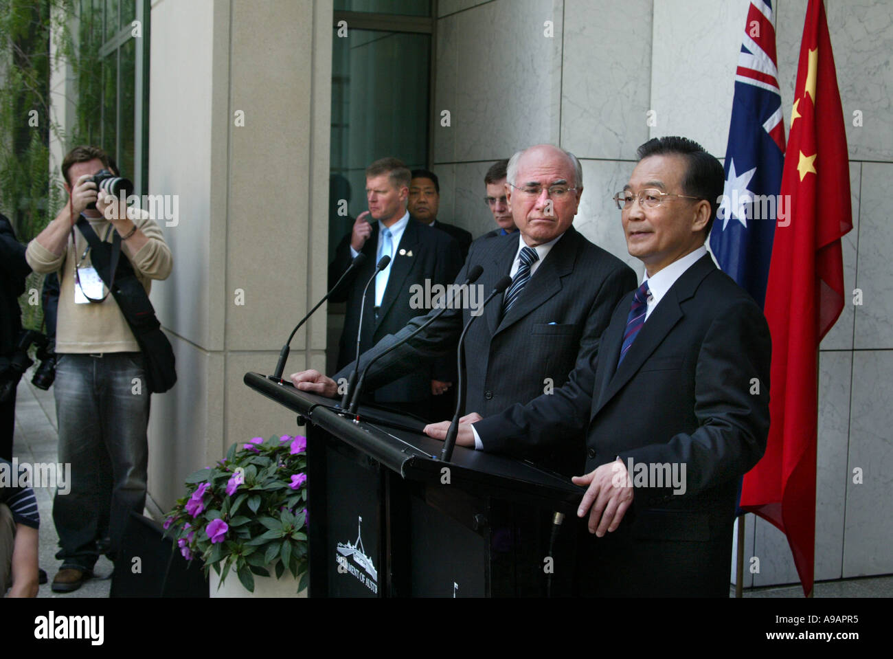 Premiere Chen Jiabao droite et le premier ministre, John Howard, a quitté la conférence de presse à Canberra 2006 Banque D'Images