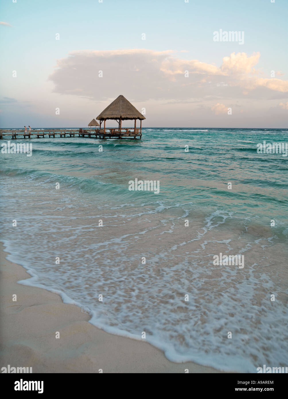Le Mexique Péninsule du Yucatan Quintana Roo Cancun Riviera Maya pier avec palapa s'avance à l'eau de la plage avec surf Banque D'Images