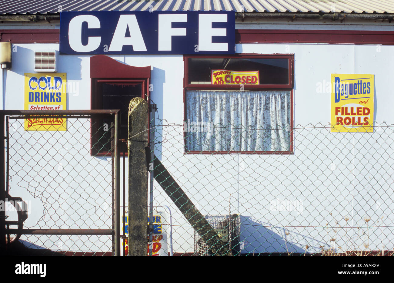 Détail de roadside café entouré de grillage de fil avec des signes et des boissons froides sélection de sandwiches baguettes rouleaux remplis Banque D'Images