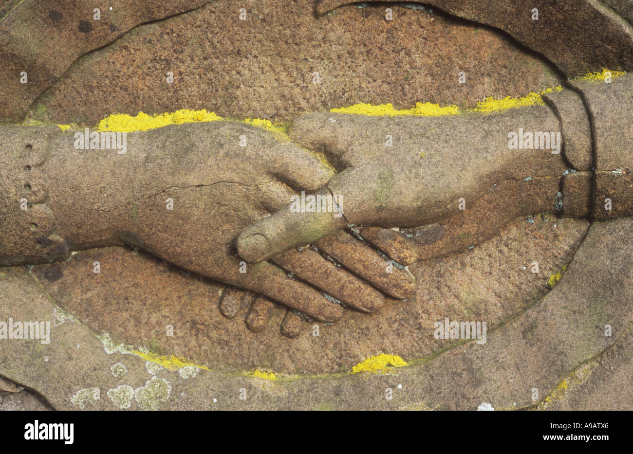 Détail d'une pierre tombale en grès qui a été sculpté un homme part pour rejoindre la holding ou des poignées de main de femme un Banque D'Images