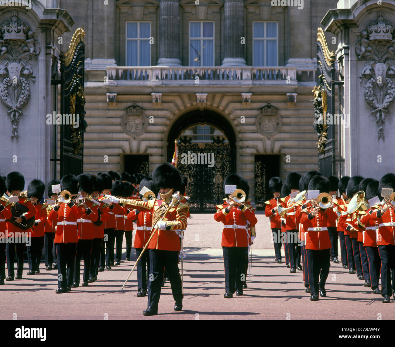Fanfare militaire PARADE relève de la garde de Buckingham Palace LONDON ENGLAND UK Banque D'Images