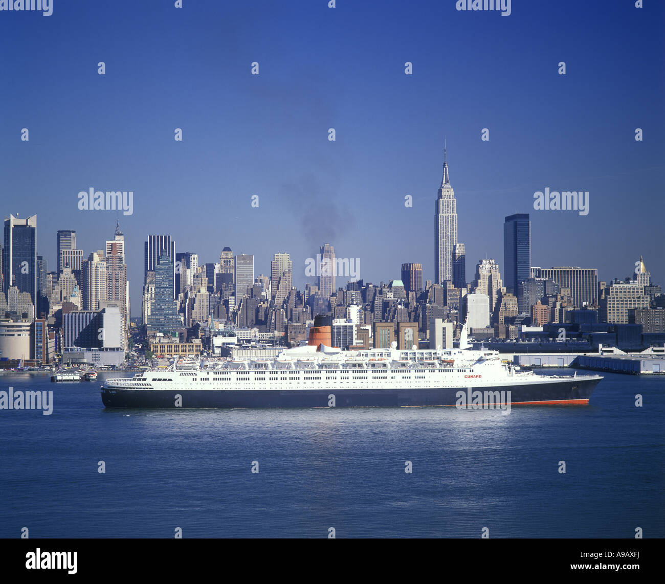 Bateau de croisière QUEEN ELIZABETH 2 MANHATTAN NEW YORK USA Banque D'Images