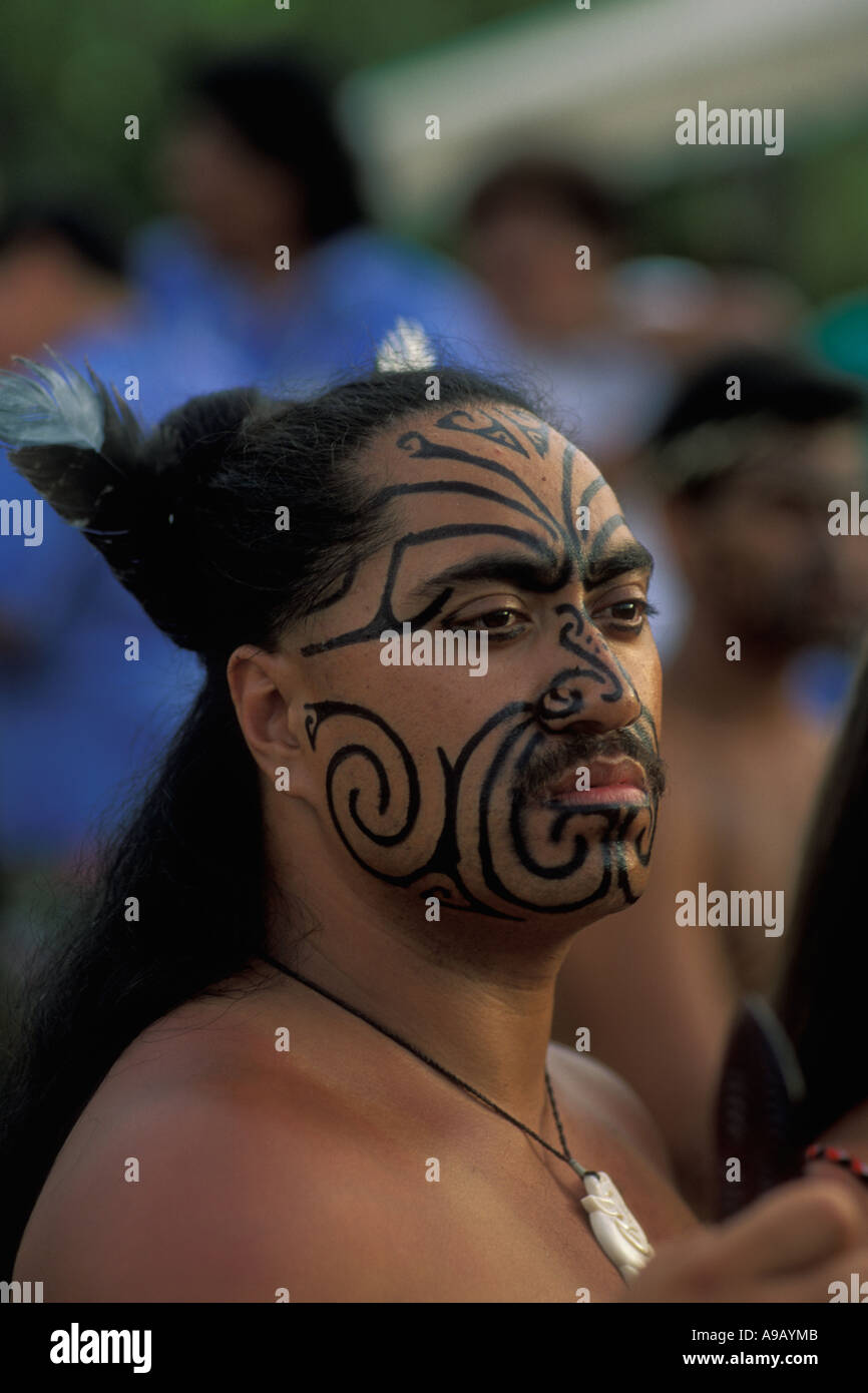 Un Maori de Nouvelle-Zélande participe au 6ème Festival des arts du Pacifique sur les îles Cook Rarotonga porte la peinture pour le visage ressemblant à tattoo Banque D'Images
