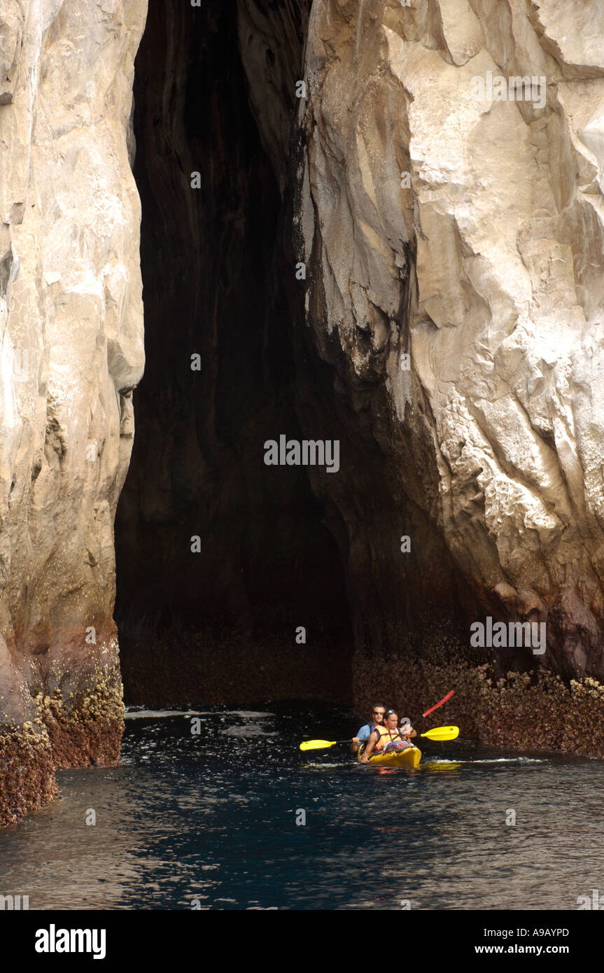 Amérique Latine Amérique du Sud Équateur Galapagos San Cristobal Island kayak de mer gens autour de Kicker Rock cliffs Banque D'Images