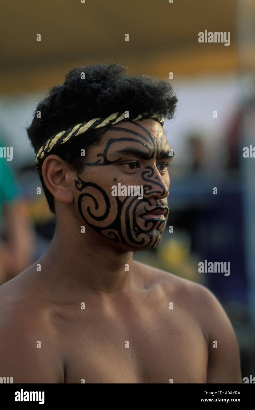 Un Maori de Nouvelle-Zélande participe au 6ème Festival des arts du Pacifique sur les îles Cook Rarotonga porte la peinture pour le visage ressemblant à tattoo Banque D'Images