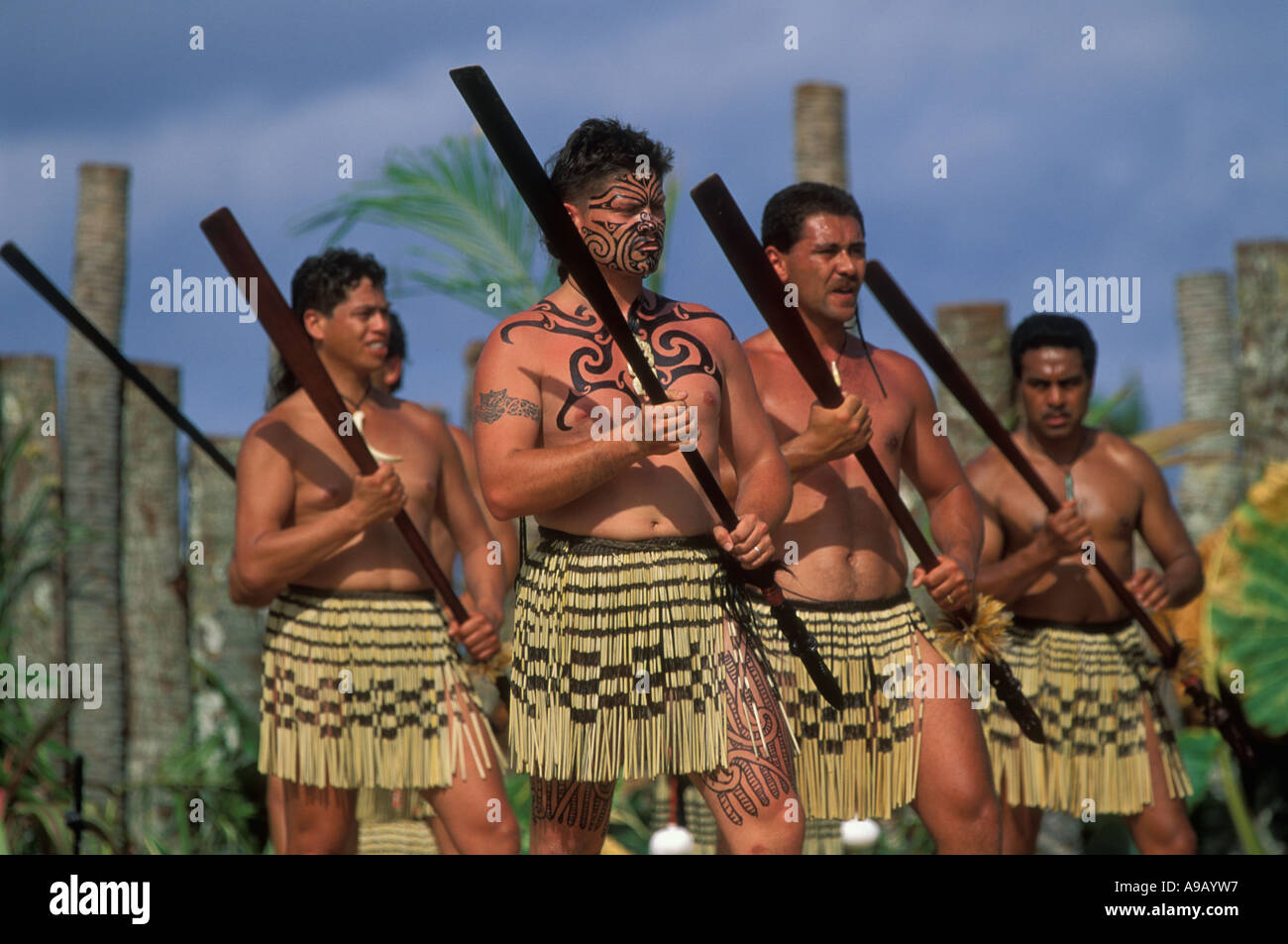 Les hommes maoris de Nouvelle-Zélande effectuer une danse de la guerre à l'aide d'armes à la 6e édition du Festival des arts du Pacifique sur les îles Cook Rarotonga Banque D'Images
