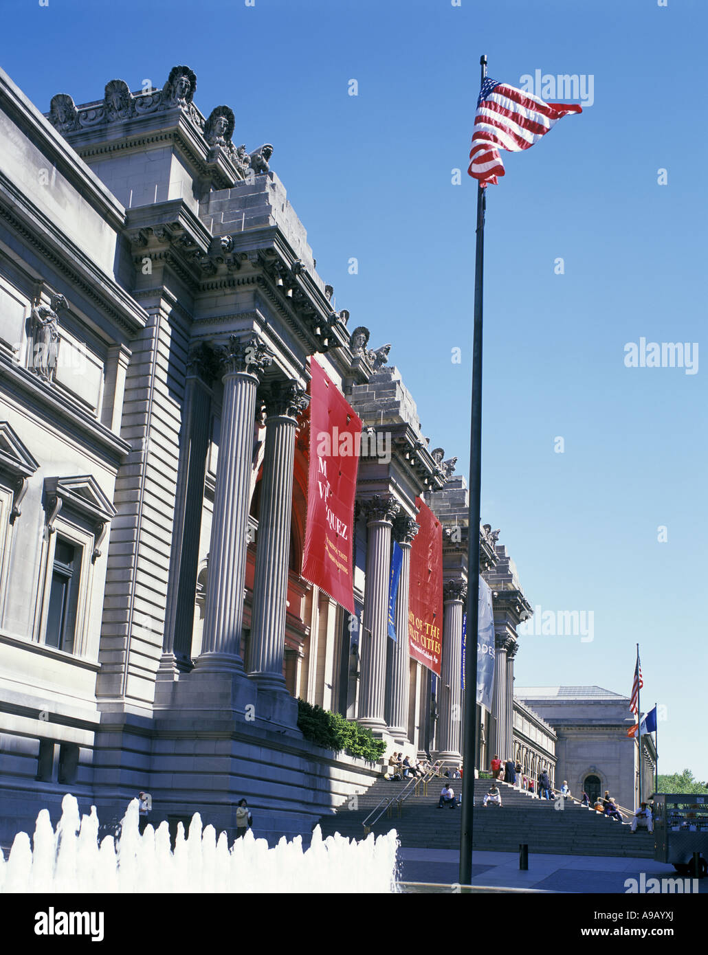 Fontaine de l'entrée principale, METROPOLITAN MUSEUM OF ART, Cinquième avenue MANHATTAN NEW YORK USA Banque D'Images