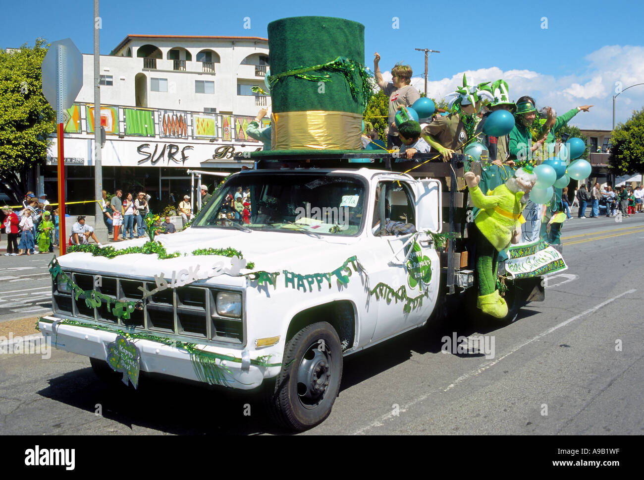 Grand chapeau vert chariot parti participant à la St Patricks Day Parade à Hermosa Beach, Californie Banque D'Images