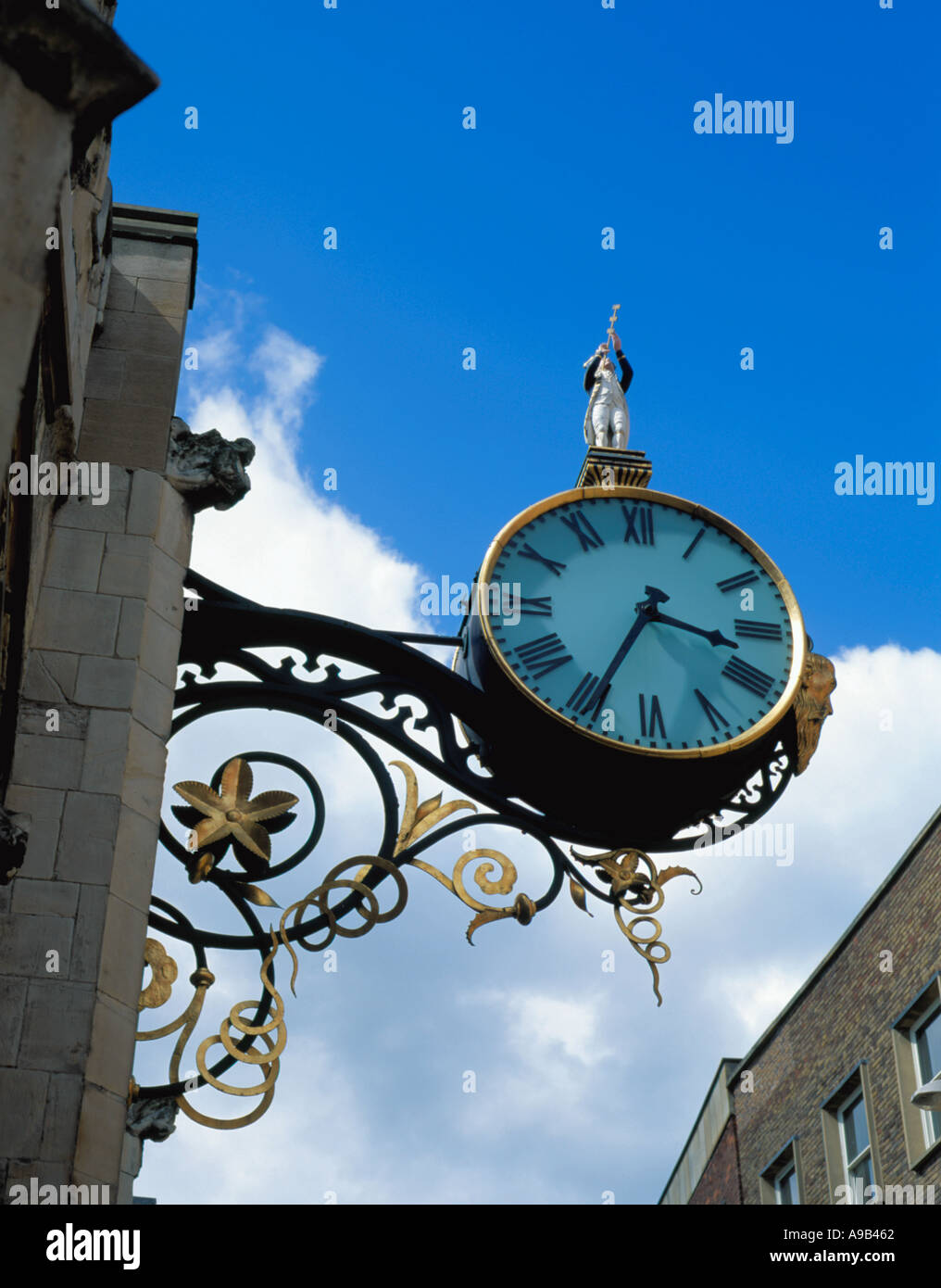 L'amiral pittoresque Réveil sur St Martin-le-Grand Église, Coney Street, City of York, North Yorkshire, Angleterre, Royaume-Uni. Banque D'Images