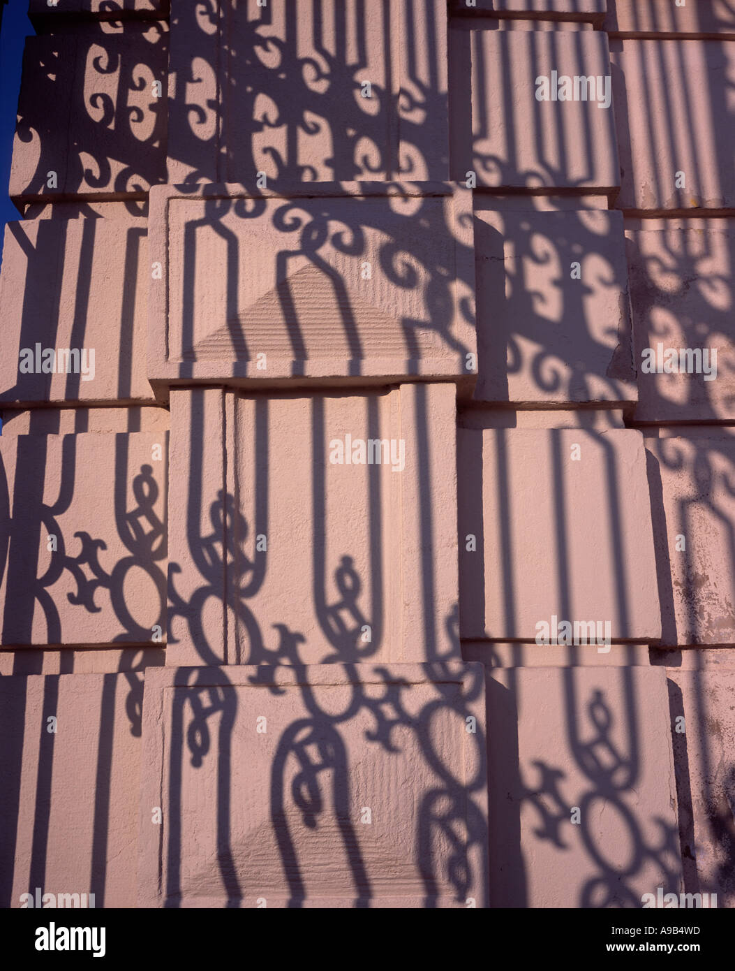Clôture ornés avec ombre sur le mur dans le parc du Palais du Belvédère, Vienne, Autriche Banque D'Images