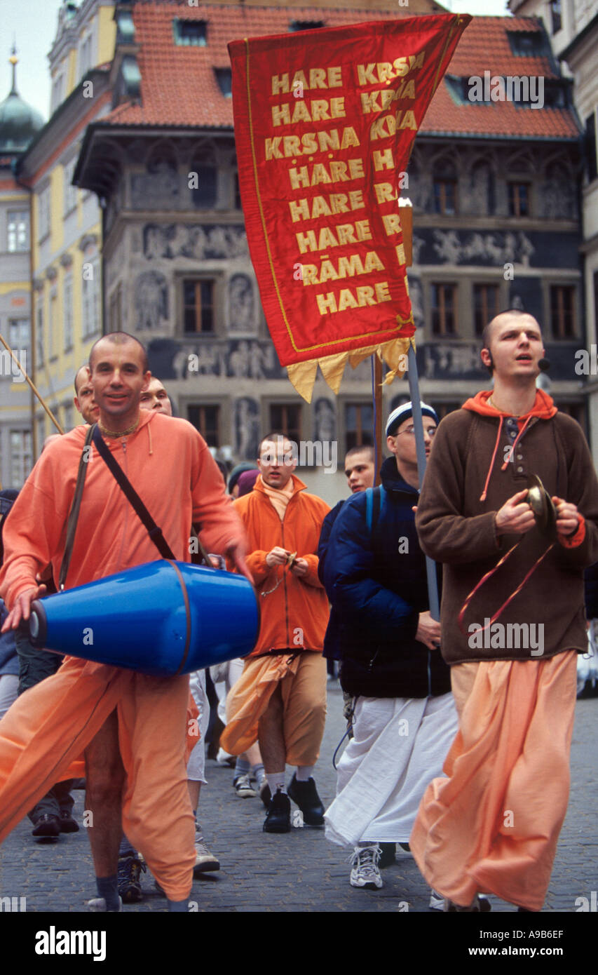 Les gens d'Hare Krishna défilant dans la vieille ville de Prague République Tchèque Banque D'Images