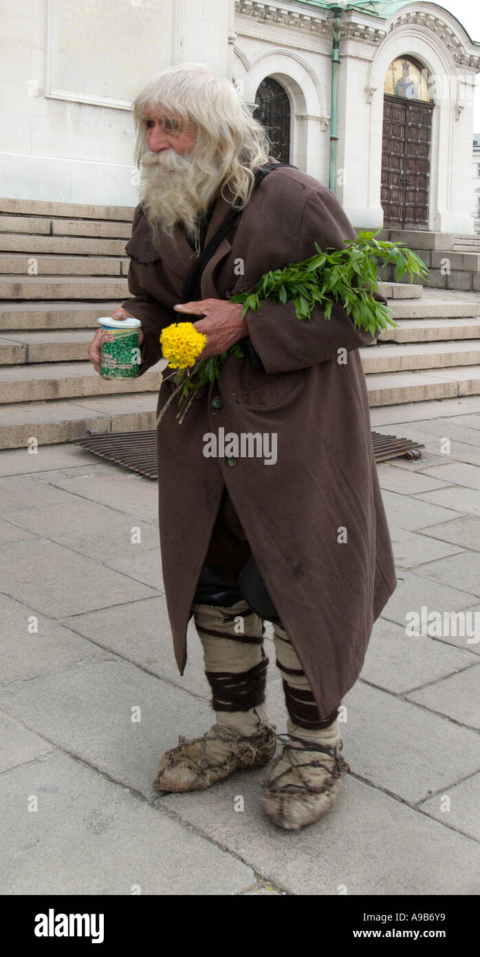 Vagabond sans-abri tramp barbe homme vêtements déchiquetés vieux mendiant  mendier cheveux blancs St Saint Alexandre Nevski Sofia church cathedr Photo  Stock - Alamy