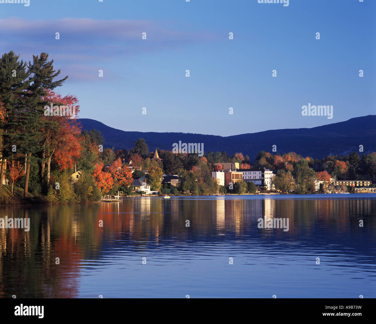 Feuillage d'AUTOMNE LAC MIRROR LAKE PLACID PARC ADIRONDACK DANS L'ÉTAT