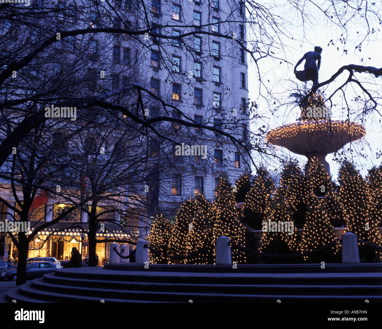 NOËL ARBRES LUMIÈRES PULTIZER FOUNTAIN PLAZA HÔTEL (©HENRY J HARDENBERGH 1907) CINQUIÈME AVENUE MANHATTAN NEW YORK CITY ÉTATS-UNIS Banque D'Images