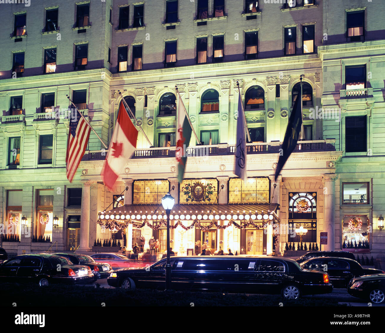 NOËL LUMIÈRES ENTRÉE PLAZA HÔTEL (©HENRY J HARDENBERGH 1907) CINQUIÈME AVENUE MANHATTAN NEW YORK CITY ÉTATS-UNIS Banque D'Images