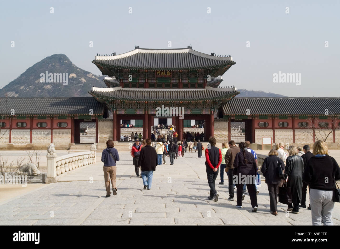 Les touristes visitant le palais de Gyeongbok à Séoul, en Corée du Sud. Banque D'Images