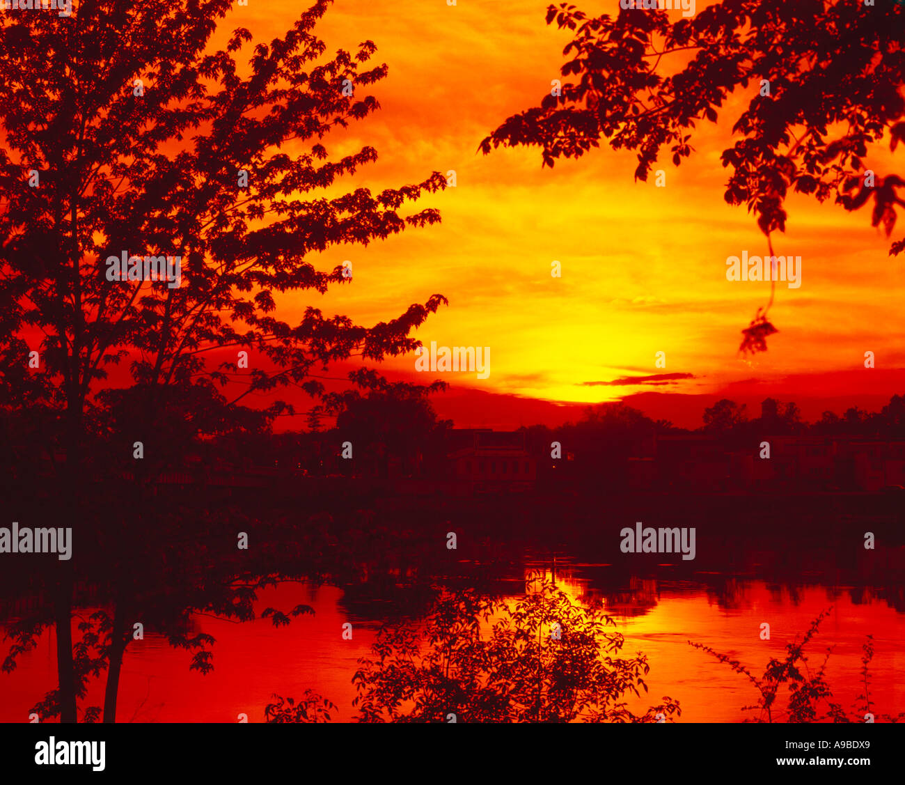 Coucher de soleil sur la rivière Wisconsin à Prarie du sac pendant une chaude soirée d'été dans le Wisconsin Banque D'Images