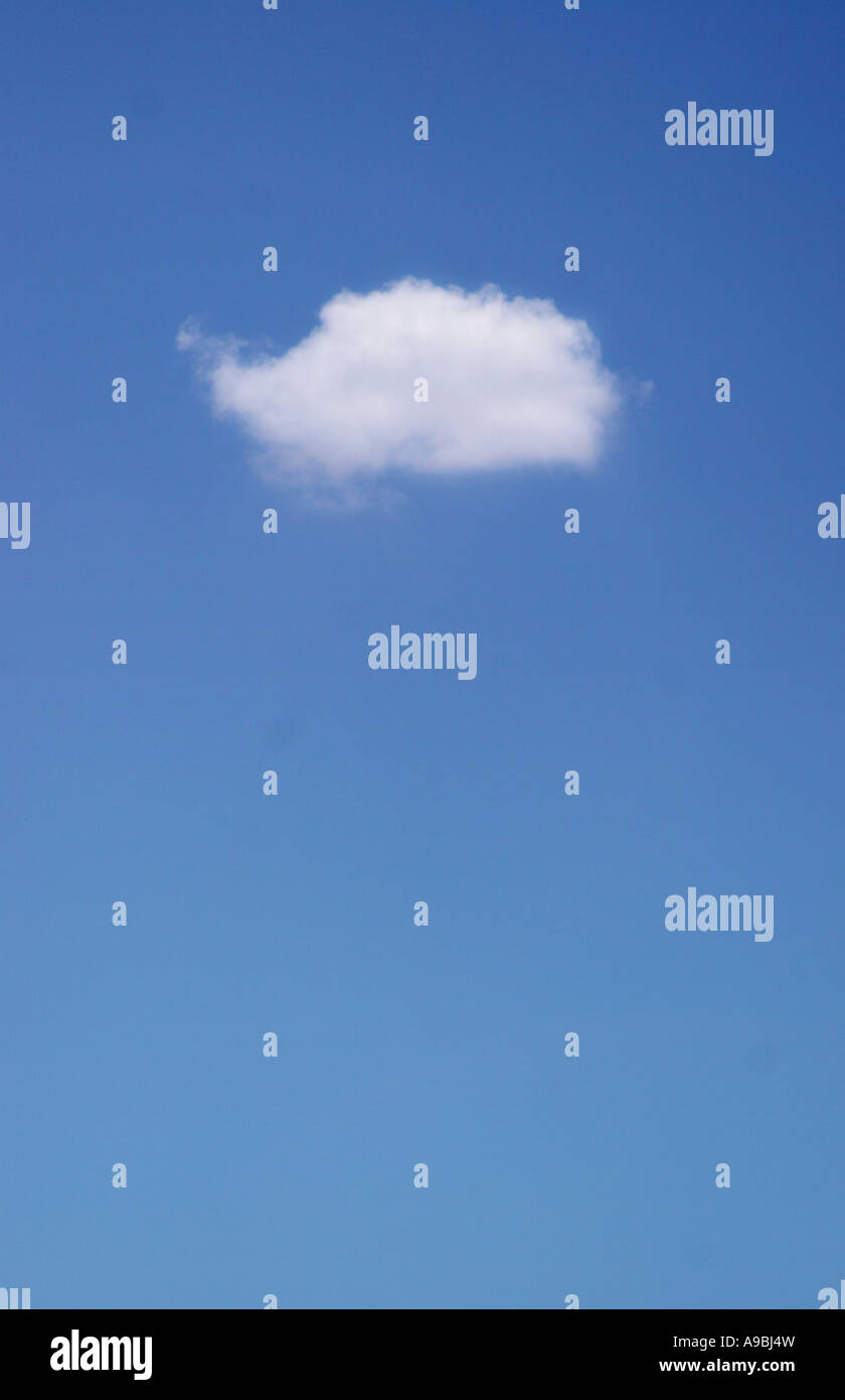 Un seul petit nuage dans un ciel bleu clair Banque D'Images