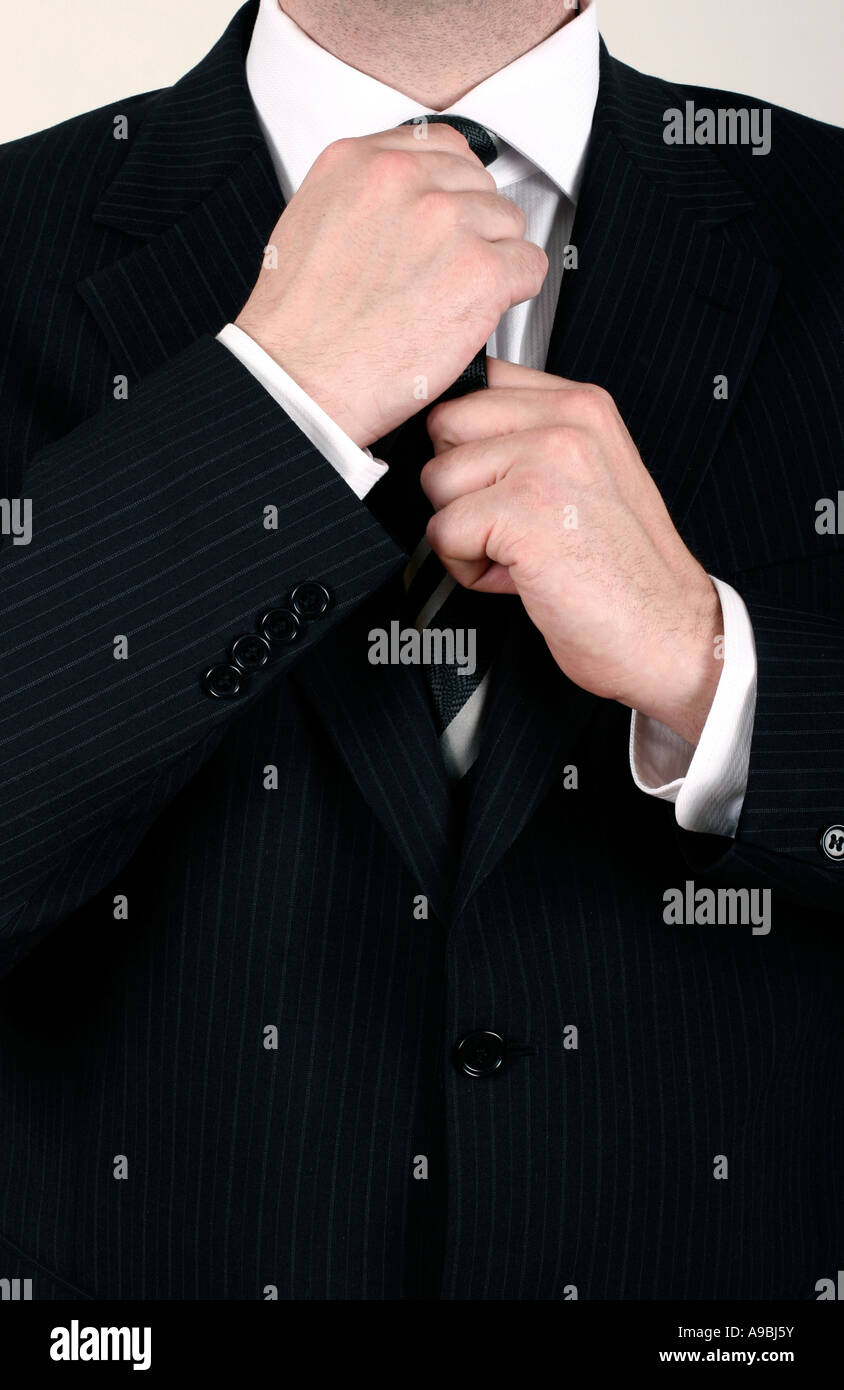 L'homme d'affaires bien habillés de régler sa cravate pour une réunion Banque D'Images