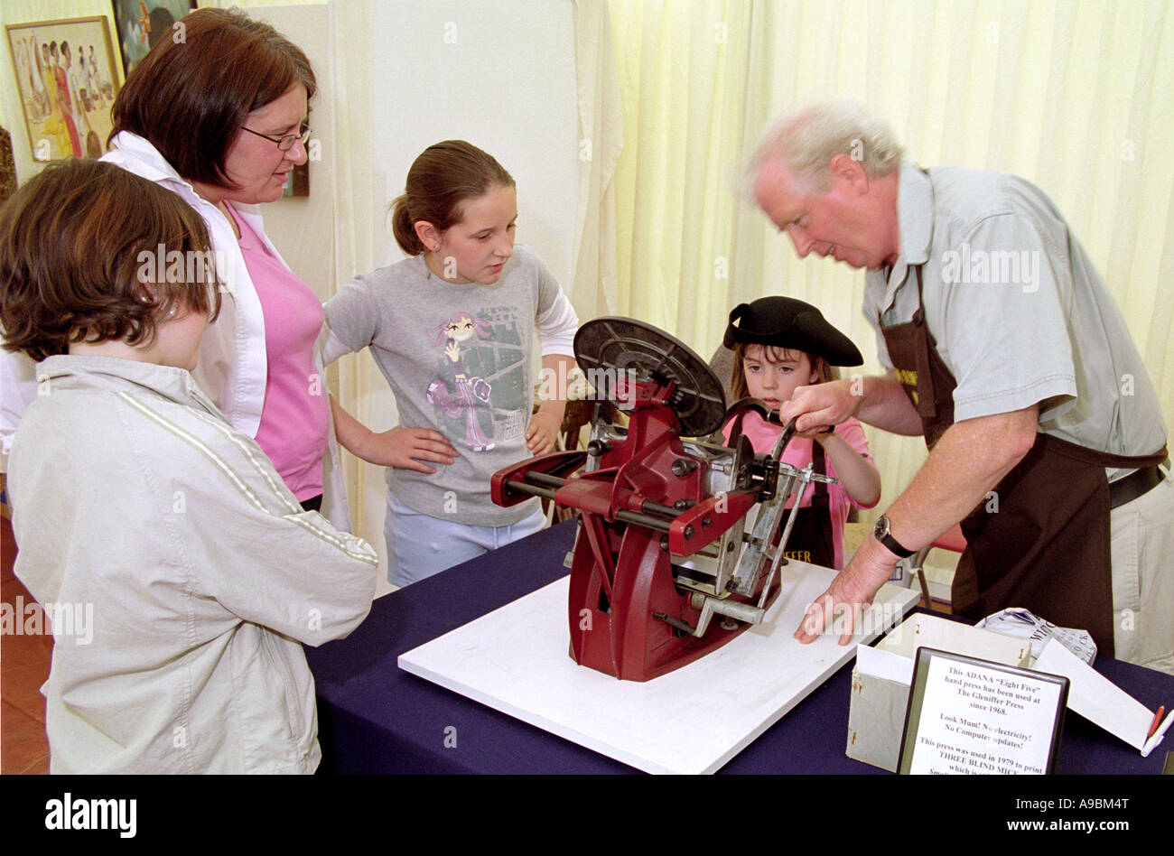 Wigtown Book Festival enfant à l'aide d'une presse manuelle Adana huit cinq partie d'une manifestation à Wigtown National d'Écosse Ville du Livre Banque D'Images