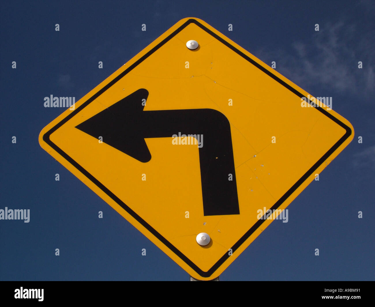 AJD42609, signalisation routière, virage à gauche Banque D'Images