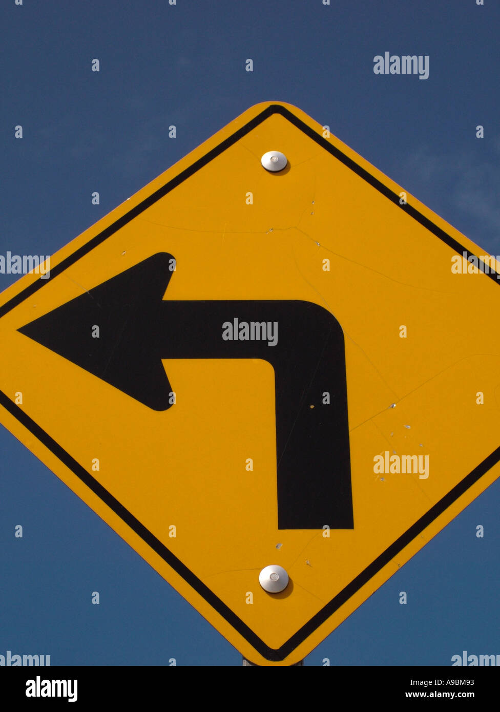 AJD42610, signalisation routière, virage à gauche Banque D'Images