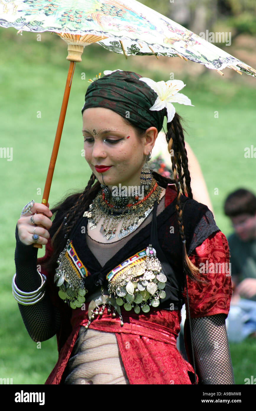Jeune fille dans une tenue tzigane traditionnelle, avec parapluie Photo  Stock - Alamy