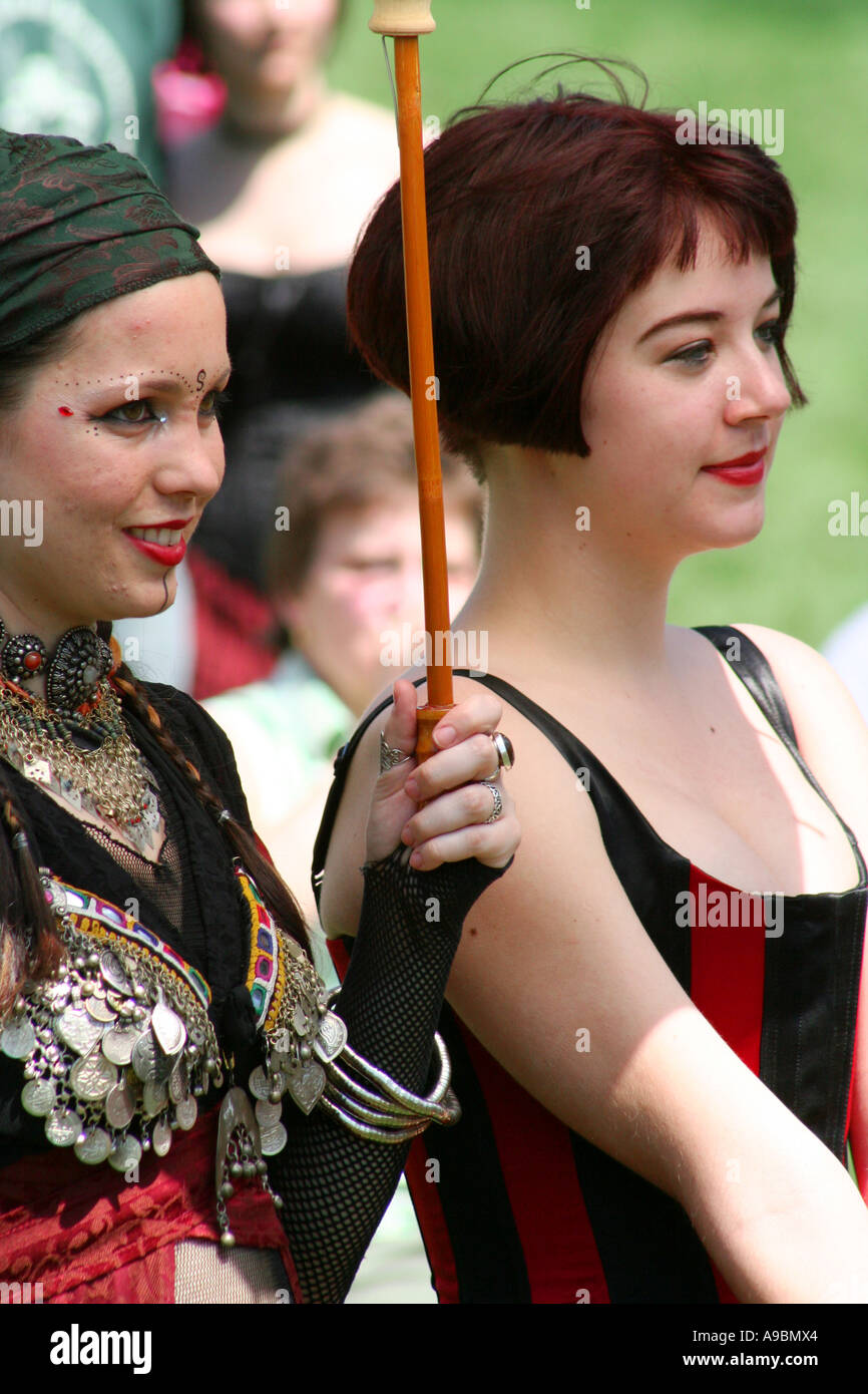 Les filles en tenue exotique Banque D'Images