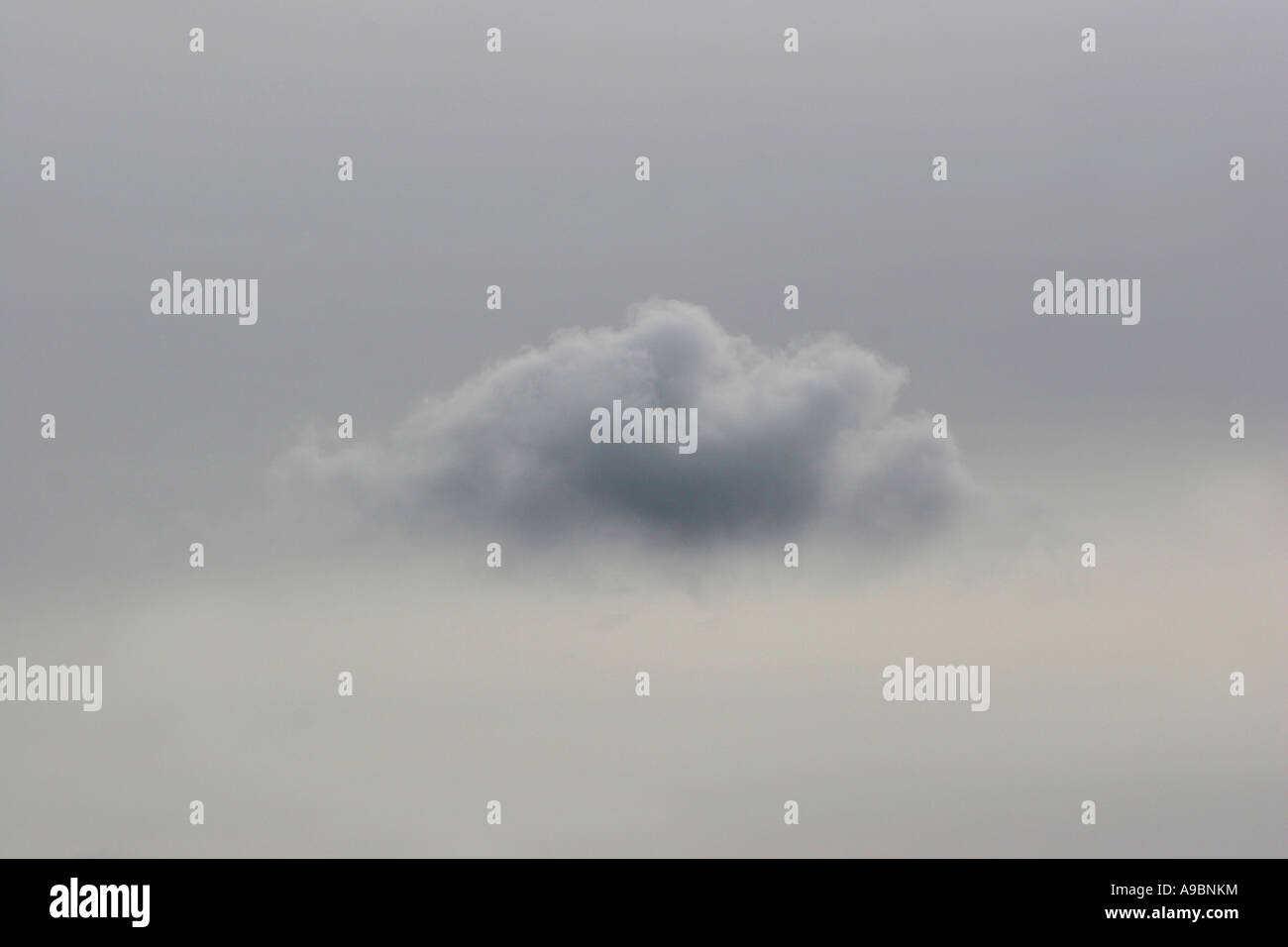 Seul nuage sur un moody sky Banque D'Images