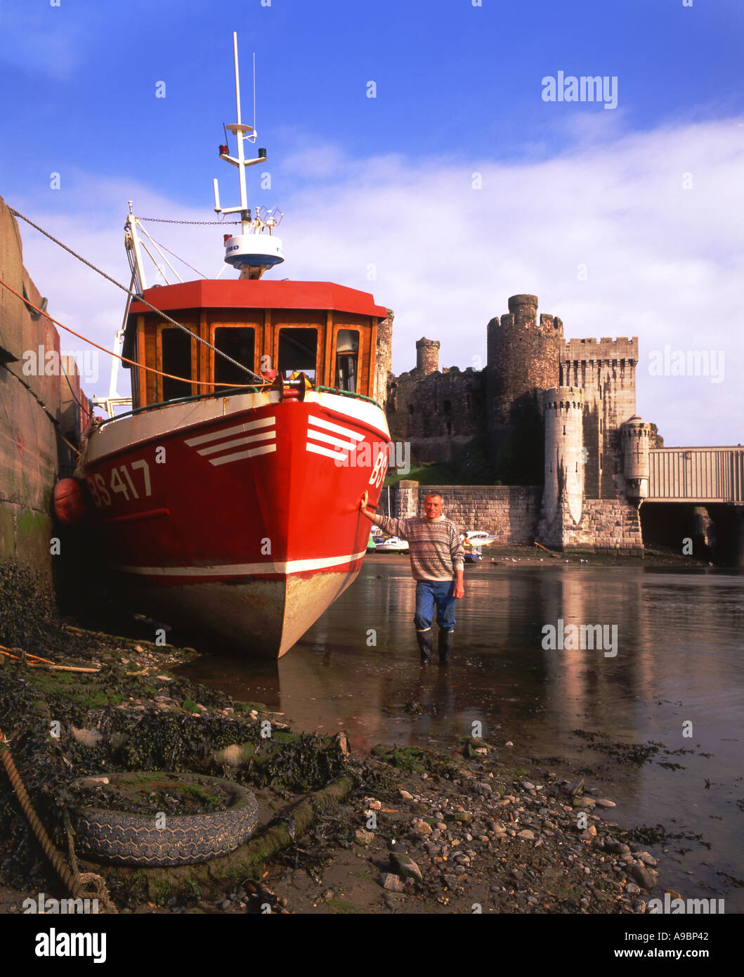 Trevor Jones pêcheur local et bateau de pêche en face du Château de Conwy Llandudno North Wales UK Banque D'Images