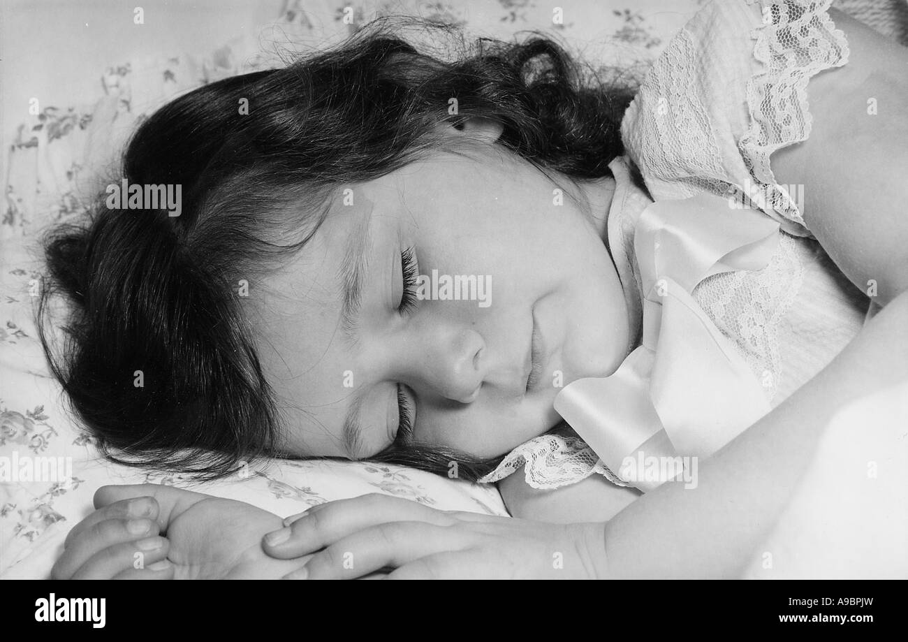 JEUNE FILLE ENDORMIE Banque D'Images