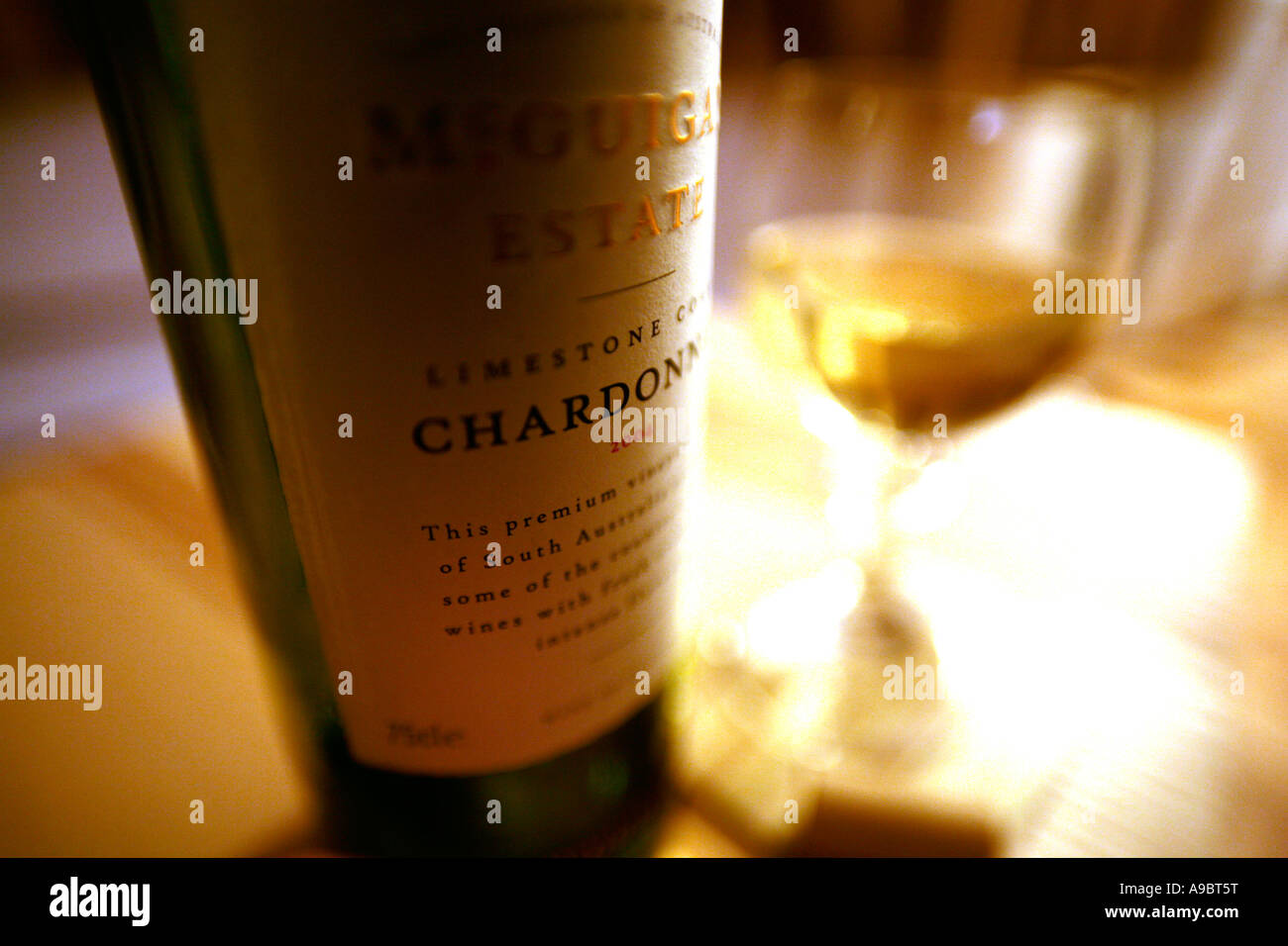 Bouteille de vin blanc Chardonnay avec verre à moitié plein Banque D'Images