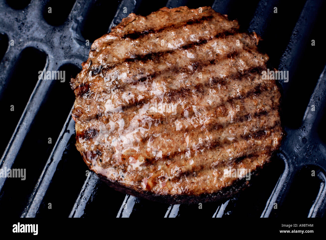 Hamburger grillé juteux sur le barbecue avec grillemarks Banque D'Images
