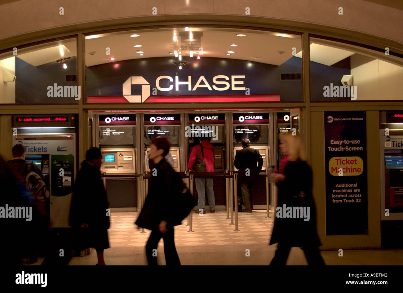 Tôt le matin, les navetteurs utilisent un système de direction de la Chase Bank à Grand Central Station à New York City Banque D'Images