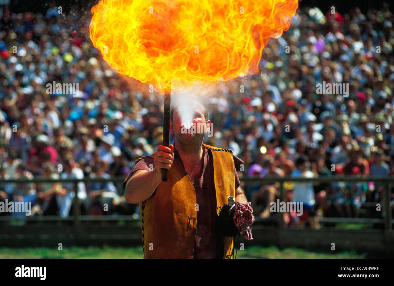 Mangeur de feu au moyen-âge château Kaltenberg festival en juillet Bayern Allemagne Banque D'Images