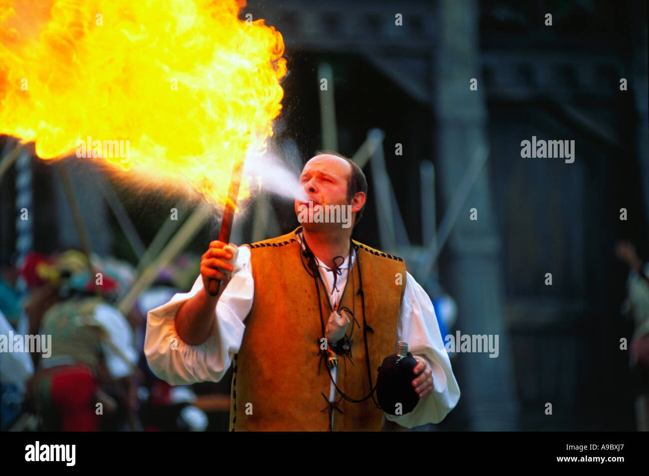 Un mangeur de feu boule coup de divertir le public festival médiéval en Bavière Allemagne Kaltenberg Banque D'Images