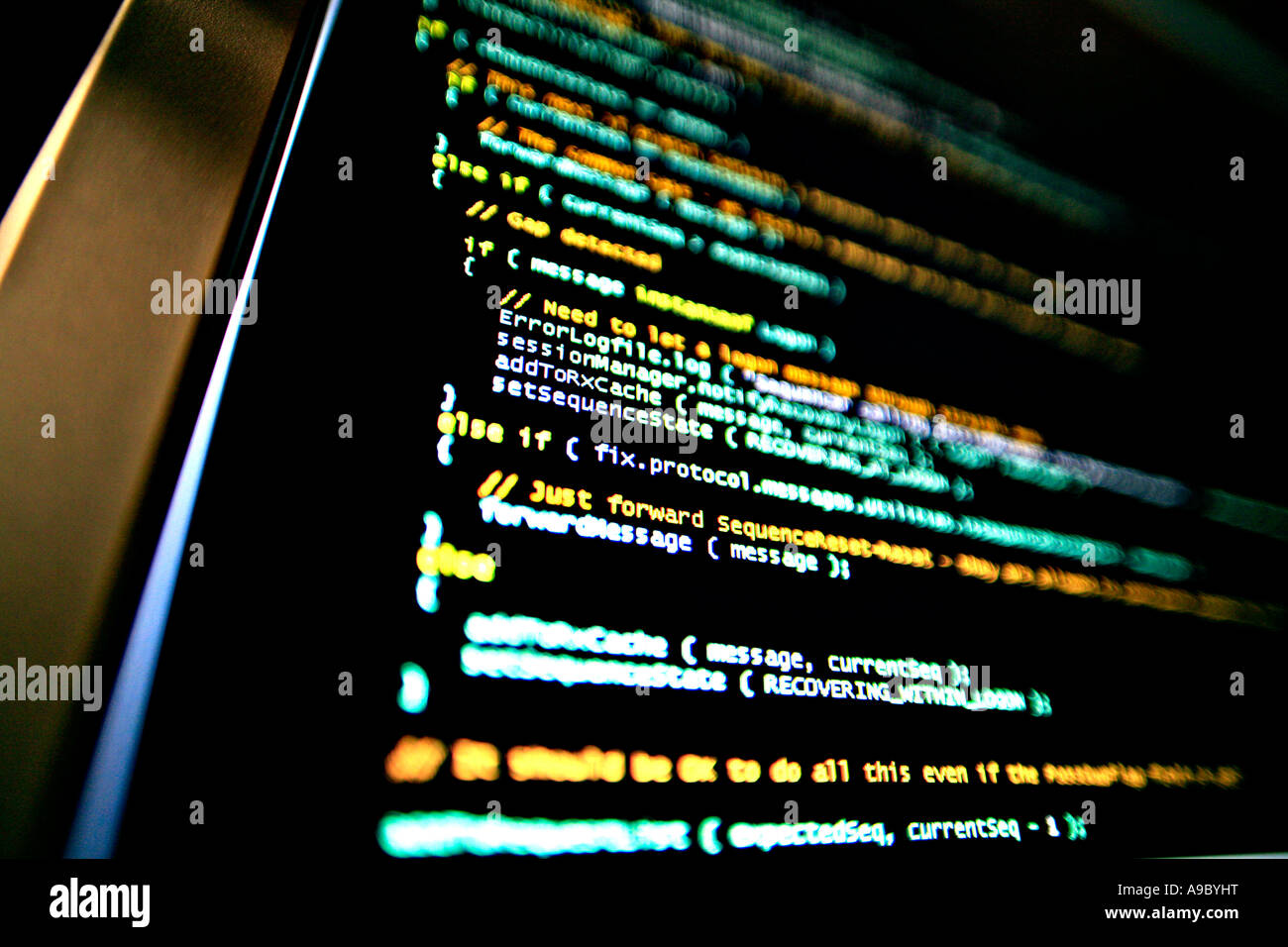 Programme d'ordinateur très technique à la recherche à l'écran dans une pièce sombre, Banque D'Images