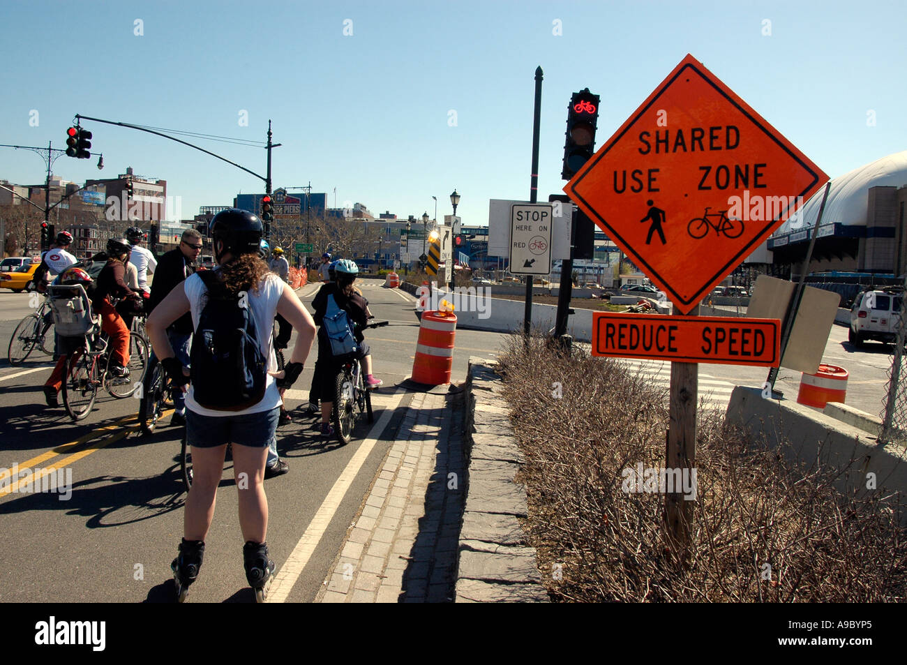 Pathways divisé entre les vélos et les joggeurs et coureurs et marcheurs à Hudson River Park sauf durant la construction Banque D'Images