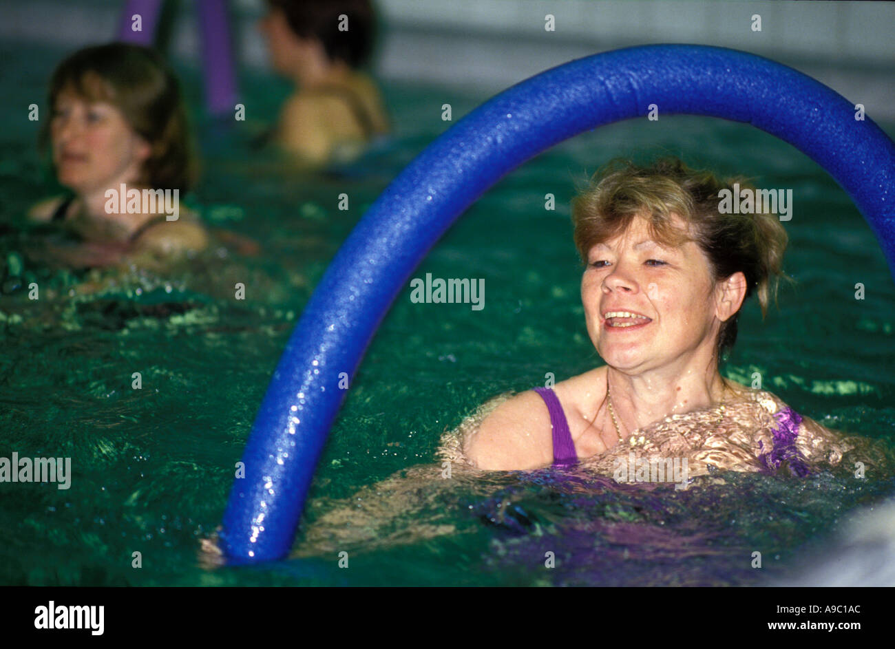 Classe d'aérobie aquatique pour les femmes plus âgées Banque D'Images