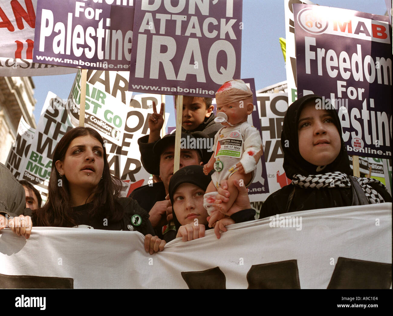 Les manifestants musulmans marche dans le centre de Londres pour protester contre la guerre en Irak en février 2003. Banque D'Images