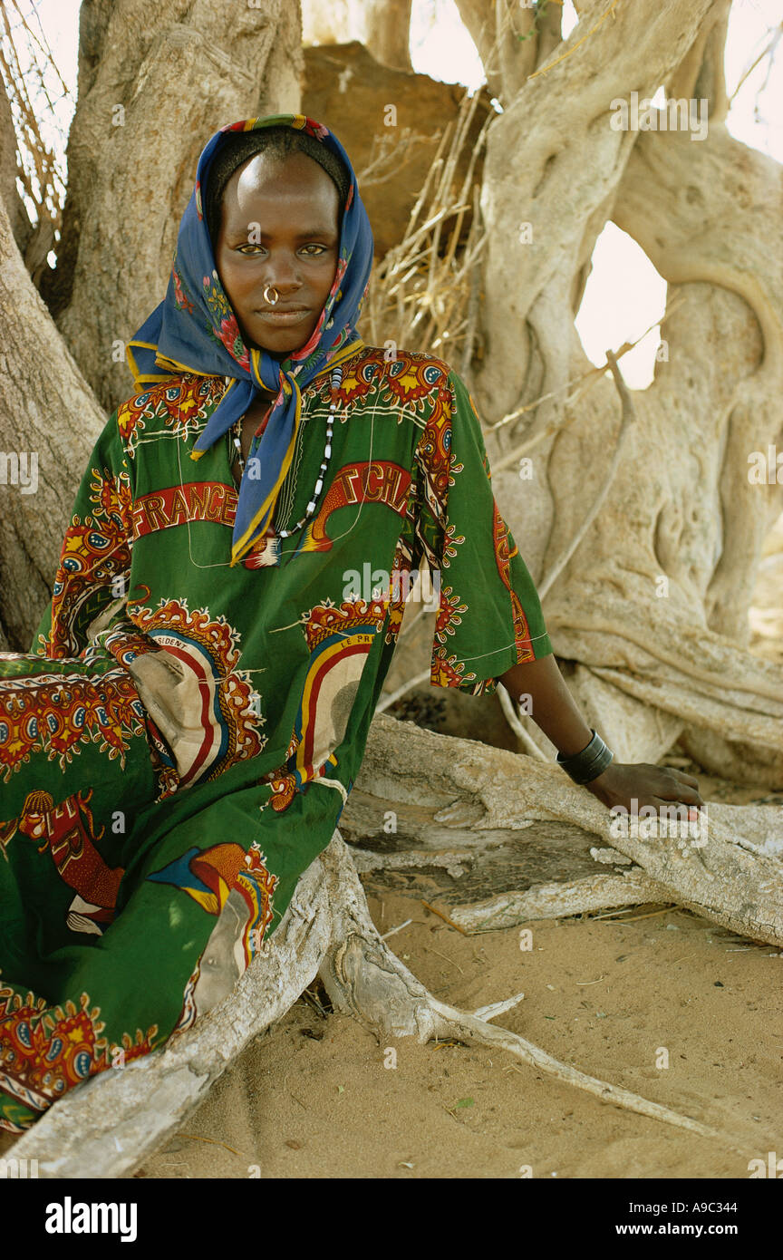 Portrait de Daza aussi appelée Teda fille assise à la base d'un arbre en Afrique Tchad Kanem Banque D'Images