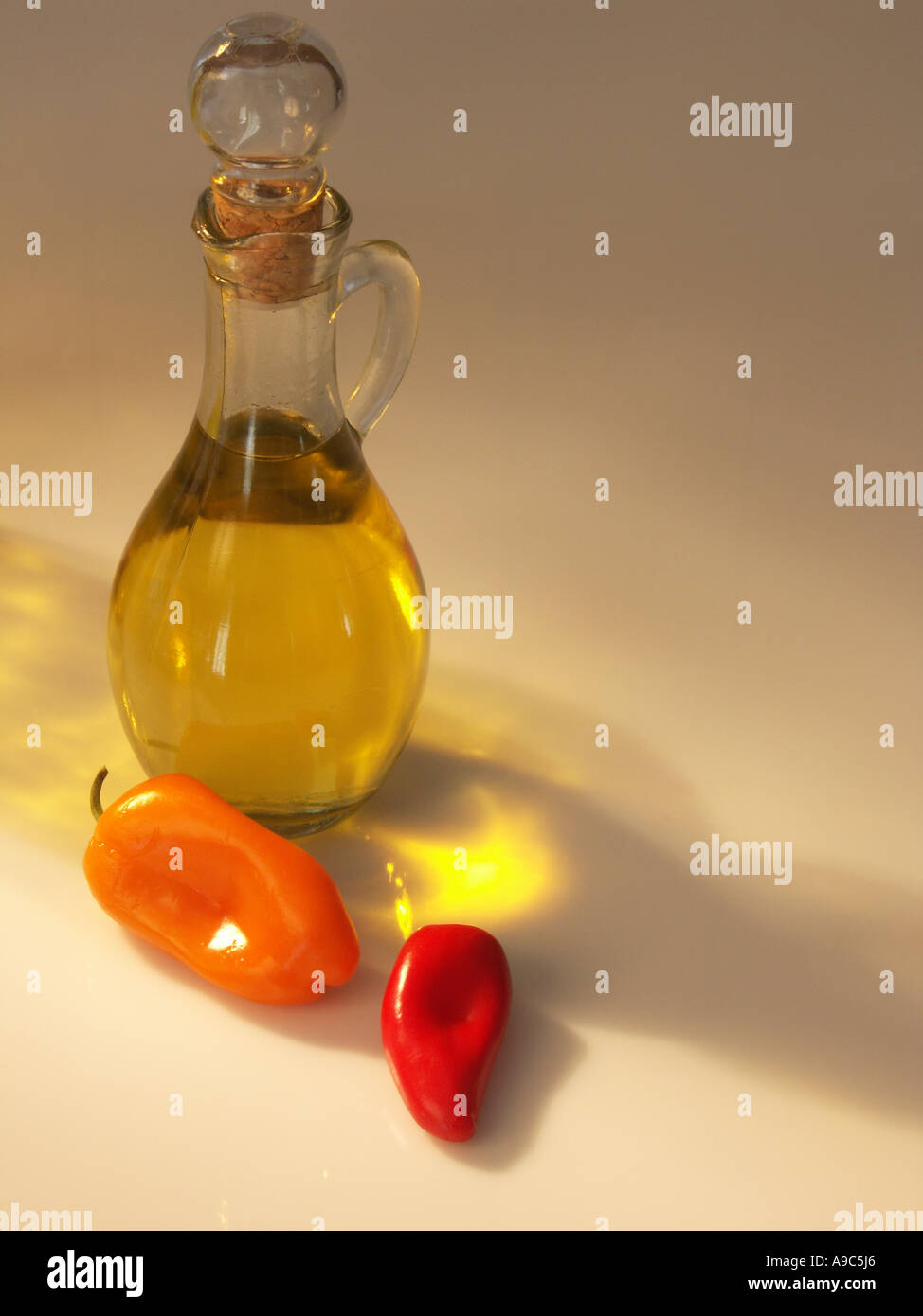 L'huile d'olive avec le piment Banque D'Images
