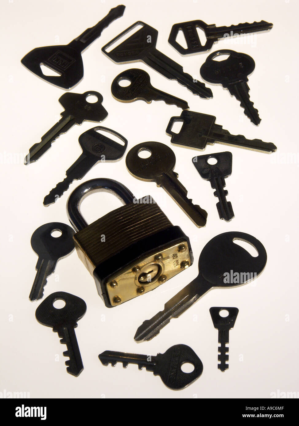 Collection de clés différentes avec un cadenas. Banque D'Images