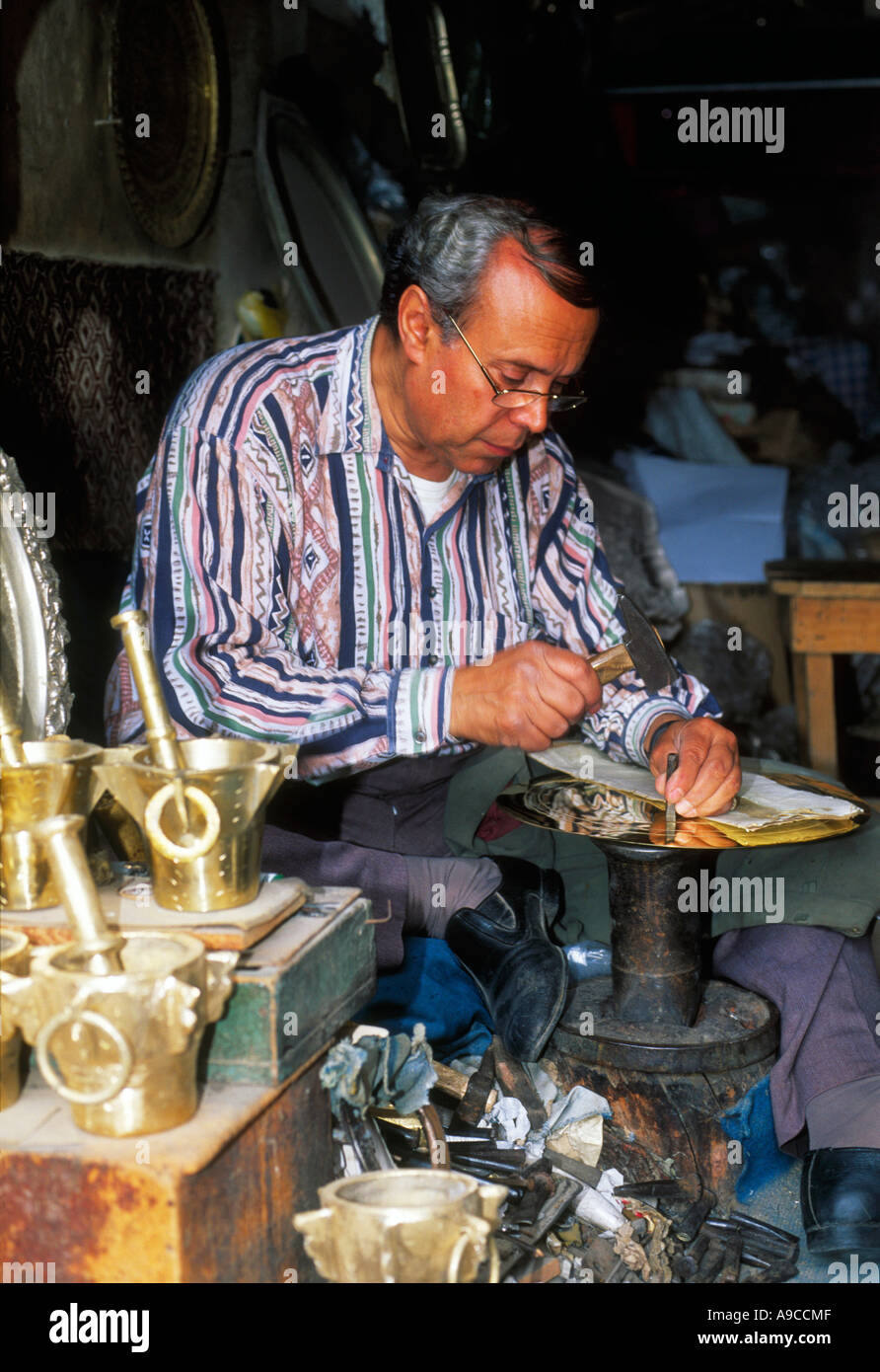 Travail d'orfèvre dans sa petite boutique Fes Fes el Bali Maroc Banque D'Images