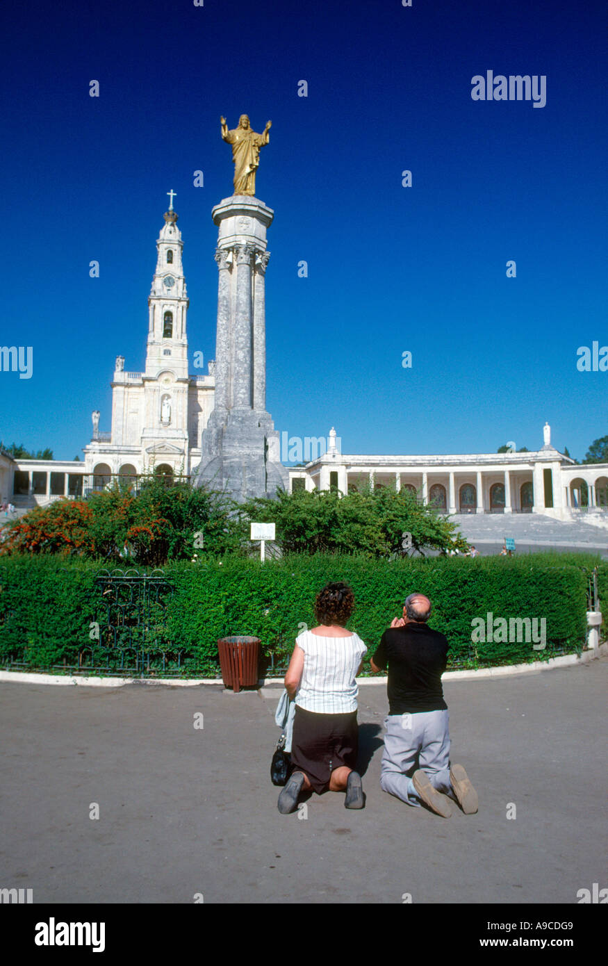 Couple adorateur Basilique église Notre Dame de Fatima au Portugal Banque D'Images
