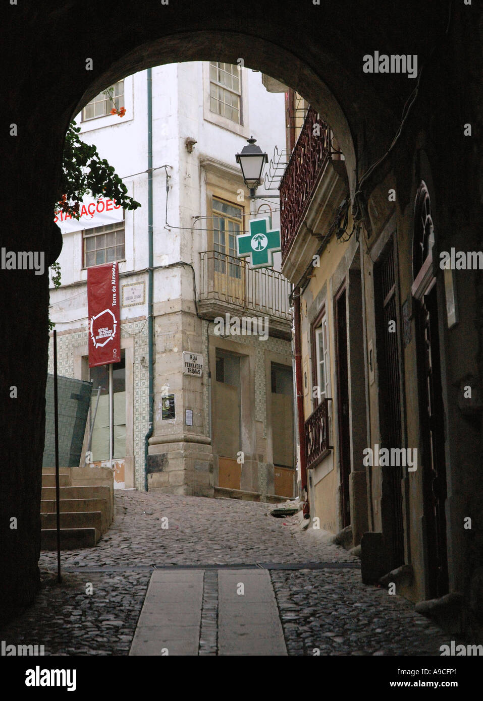 Voir l'architecture caractéristique arch bâtiment mur archway pharmacie pharmacie centre vieille ville Coimbra Portugal Iberia Europe Banque D'Images