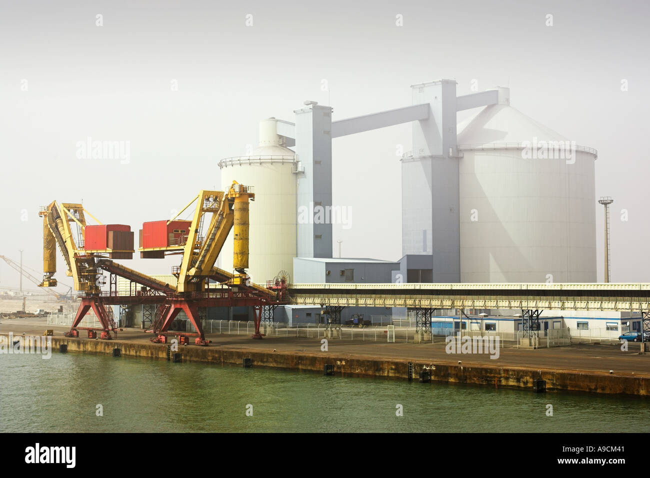 Les grues et les silos du port de Calais, France, Europe Banque D'Images